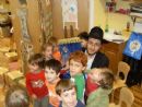 Rabbi Hecht teaches children about the Torah!